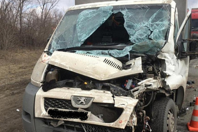 Двое пострадали: на трассе в Самарской области фургон влетел в полуприцеп