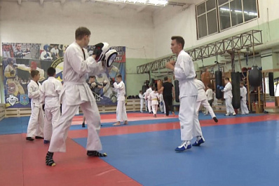 Как социальный контракт помогает развивать спорт: тренер из Тольятти оборудовал зал для армейского рукопашного боя