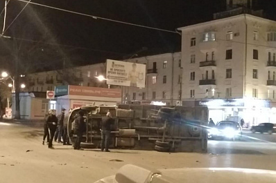 Встретились на пустой дороге: в Самаре грузовая Газель перевернулась после столкновения с автомобилем, взятым на прокат