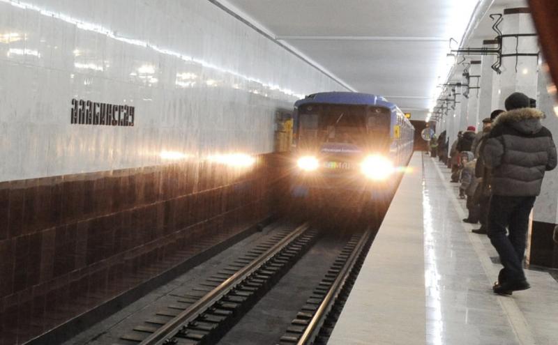 В Екатеринбурге на рельсы метро перед поездом упал человек