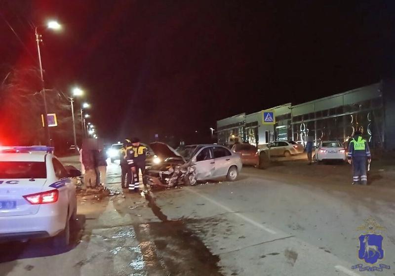 В Сызрани 19 ноября водитель "Гранты" пострадал в массовой аварии