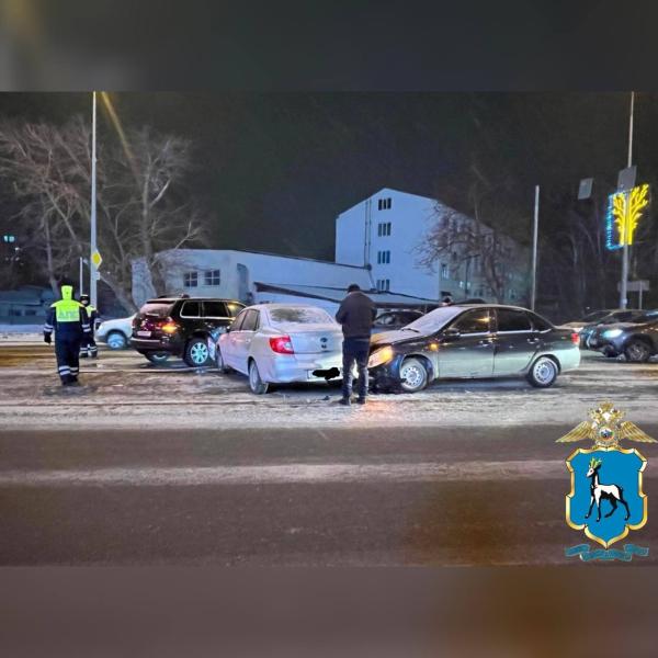 12 февраля в Самаре на улице Ново-Садовой столкнулись три авто