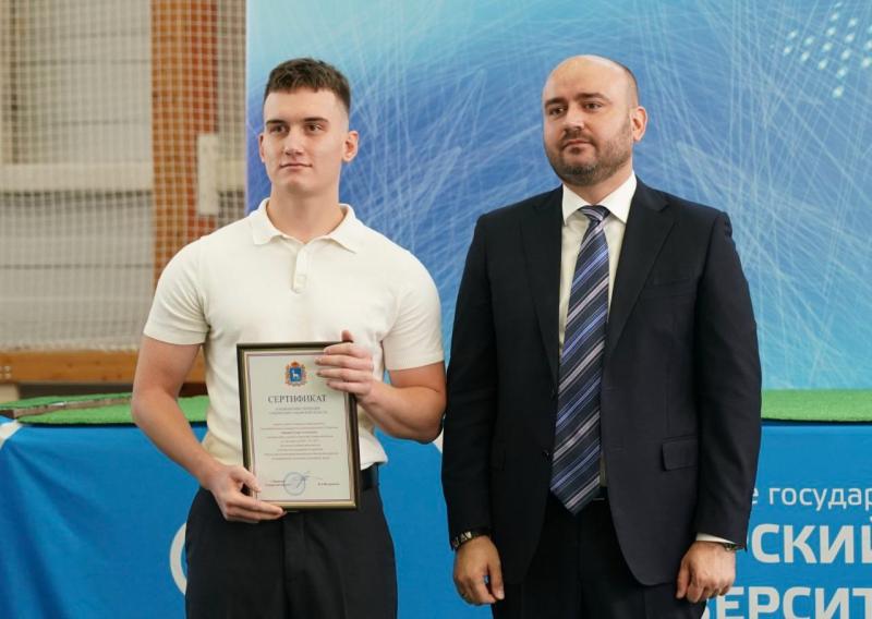 Губернатор Вячеслав Федорищев спел гимн с самарскими студентами