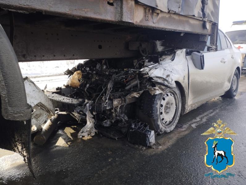 В Самарской области на трассе Skoda на скорости заехала под фуру