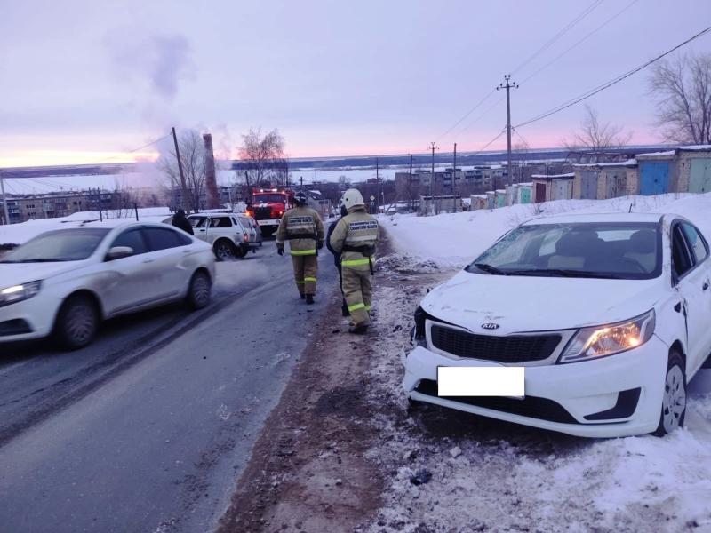 Утром 23 января в Самарской области столкнулись Kia и "Нива"