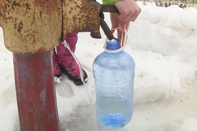 Школьники разносят воду пожилым жителям Нового Буяна в рамках акции "Добрая суббота"