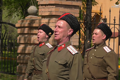 Мини-парад под окном: в Самаре ветерана ВОВ поздравили с песнями и шашками