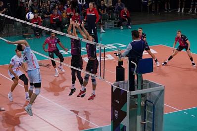 Волейболисты "Новы" впервые в сезоне сыграли в Новокуйбышевске