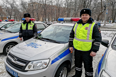 В Самаре полицейские оказали помощь попавшим в беду супругам