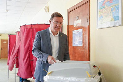 Губернатор Дмитрий Азаров проголосовал на выборах в родной школе