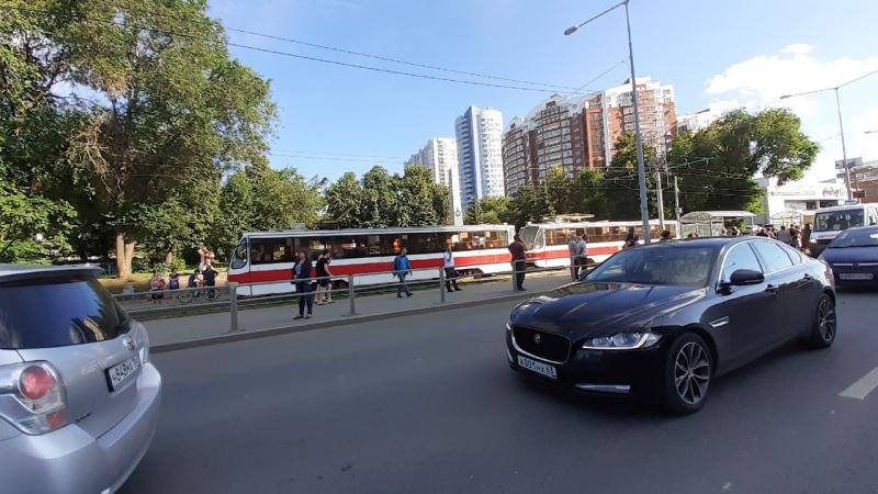 В Самаре на проспекте Ленина встали трамваи