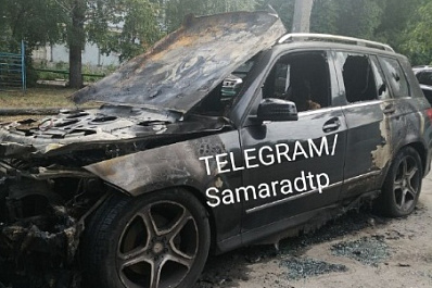 Ночью в Самаре восемь человек тушили два горящих автомобиля на ул. Митерева