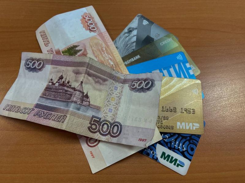 Самарцы рассказали, сколько наличных денег хранят в кошельке