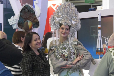 Посетители выставки "Россия" знакомятся с природой и культурой Самарской области