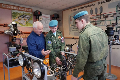 Обучают патриотов: ДОСААФ готовит будущих защитников страны