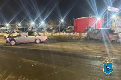 В Самаре на улице Дыбенко столкнулись "Лансер" и "семерка"