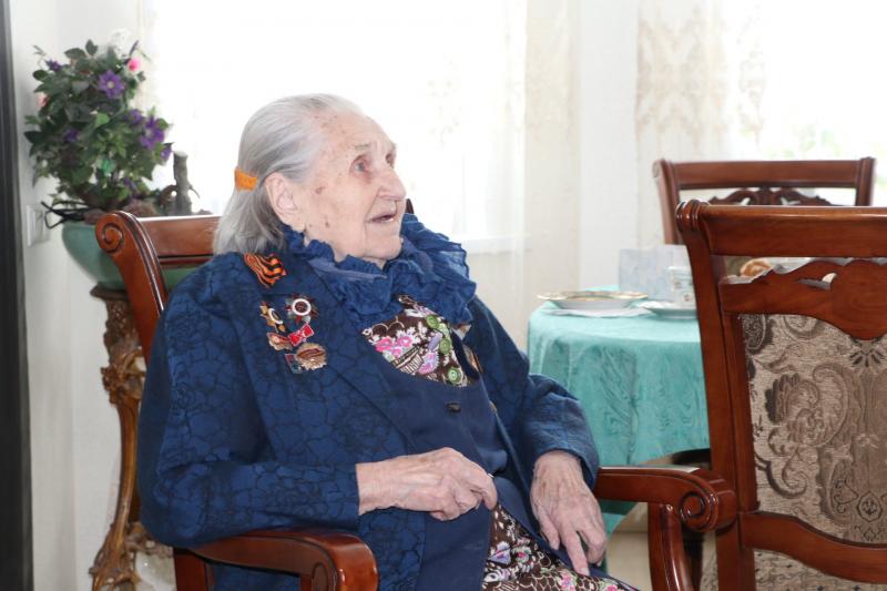 В Смышляевке волонтеры устроили для ветерана мини-концерт