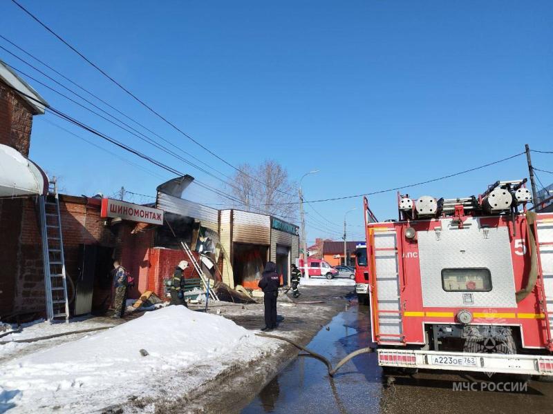 В Самаре 20 человек тушили автомойку на Солнечной
