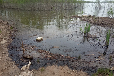 Неизвестные вылили в реку Самару мазут