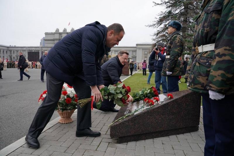Игорь Комаров и Дмитрий Азаров возложили цветы к памятному знаку "Памяти Парада 7 ноября 1941 года в Куйбышеве" в Самаре