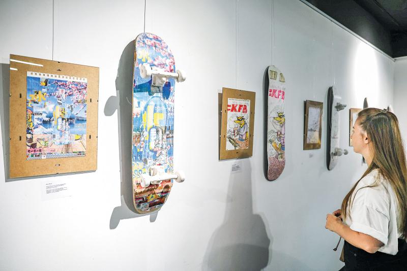 Истории в скетчах: в Самаре открыли выставку из скейтбордов