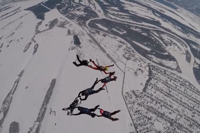 Z и V на высоте: парашютисты ЦВО выполнили сложные фигуры в воздухе в поддержку российских военных