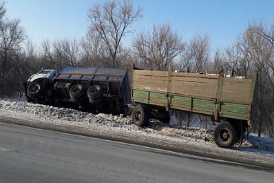 В Кинельском районе Самарской области грузовик с дровами улетел в кювет