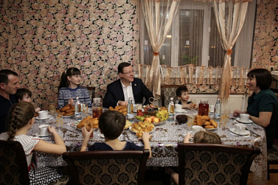 Дмитрий Азаров побывал на новоселье у многодетных самарцев