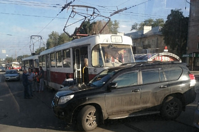 В Самаре трамвай протаранил Toyota Land Cruiser Prado
