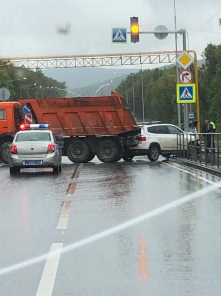 В Самаре грузовик впечатал иномарку в столб и перегородил движение