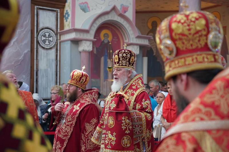 Дмитрий Азаров наградил митрополита Сергия почетным знаком