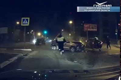 Автомобили после аварий продемонстрировали полицейские накануне Всемирного дня памяти жертв ДТП