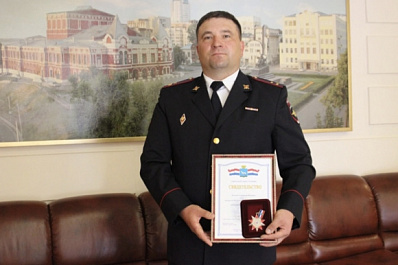 В Самаре вручили почетный знак полицейскому, который спас девочку-подростка