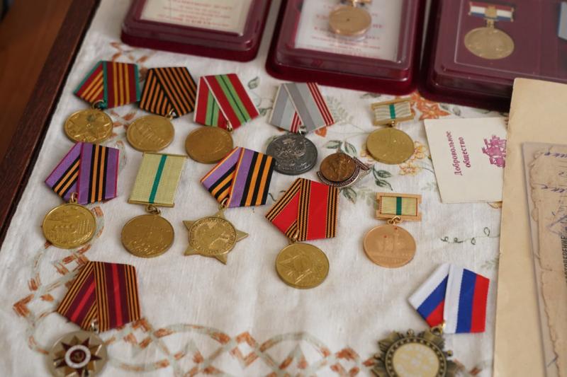 В Самаре юбилейную медаль к 80-летию Победы вручили ветерану