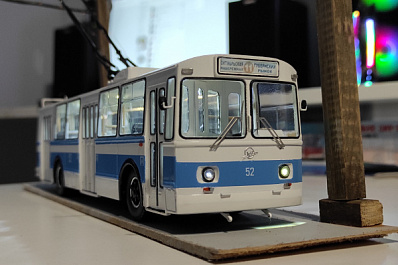 "Ездил на таком в детстве": самарец собрал модель городского троллейбуса в масштабе 1:43