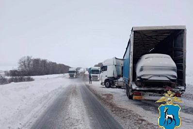 Не довез автомобиль: в Самарской области грузовик с полуприцепом снес ограждение