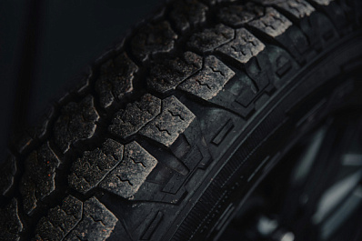 Помыть и смазать: автоэксперт рассказал, как правильно хранить автомобильные шины