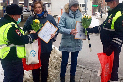 Самарских автоледи поздравляют с саксофоном, тюльпанами и сертификатами на топливо