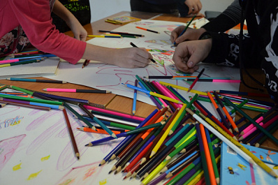 Самарский художник-волонтер проводит мастер-классы по рисованию для детей Донбасса