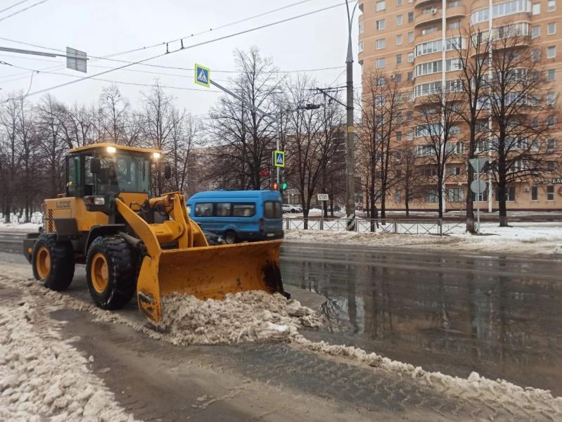 Зима утекает: в Тольятти устраняют подтопления на дорогах