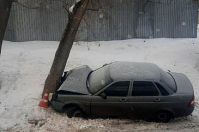 В Жигулевске пьяный автослесарь ездил на машине клиента и врезался в дерево