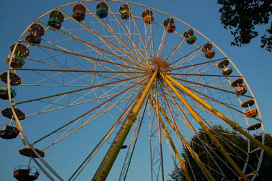 В парке Гагарина не могут снести колесо обозрения