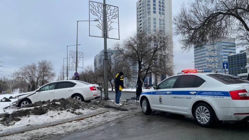 В Самаре у университета на ул. Ново-Садовой столкнулись две иномарки