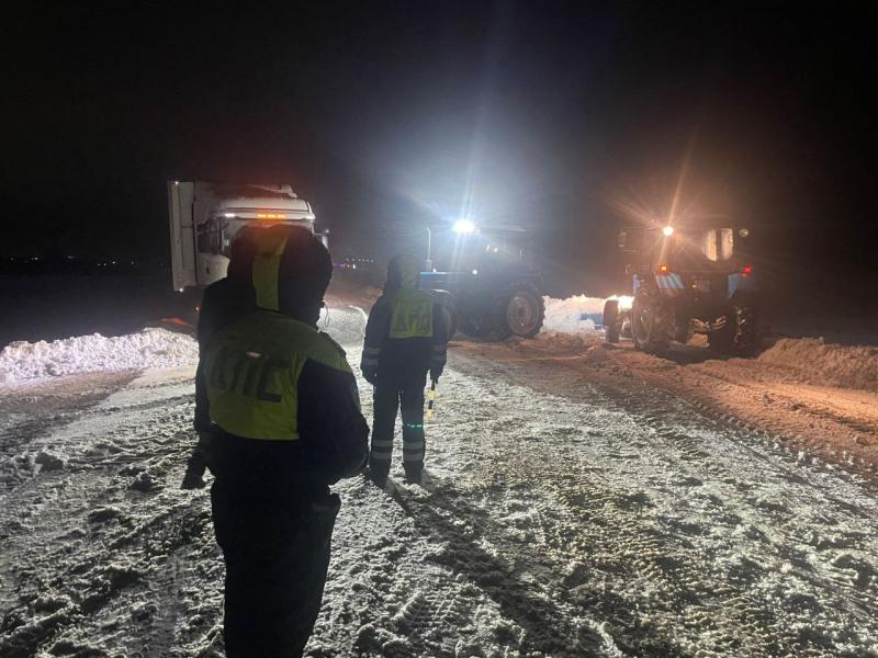 В Самарской области трассу освободили от снежной преграды и восстановили движение