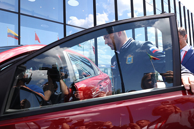 Вячеслав Федорищев оценил новинку АВТОВАЗа LADA Iskra на ПМЭФ