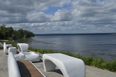 На набережной в Гранном исчезла уличная мебель