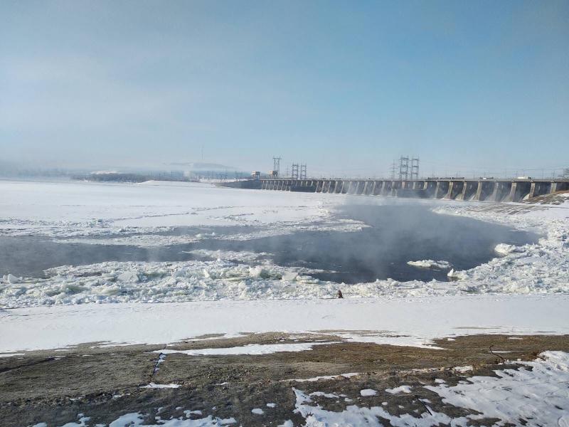Спасатели в Тольятти эвакуировали рыбака с дрейфующей льдины в районе ГЭС