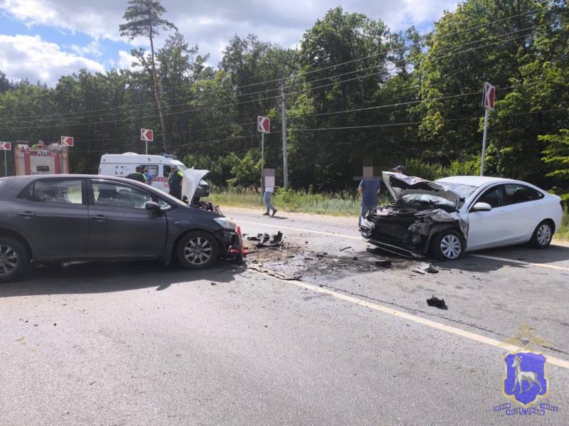 В Самарской области на трассе лоб в лоб столкнулись Toyota Auris и LADA Vesta