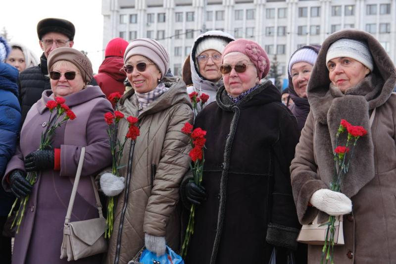 Участники "Школы героев" вместе с жителями области почтили память Героев Отечества