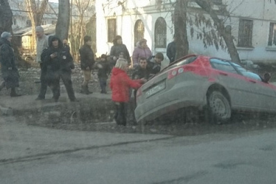 В Самаре иномарка провалилась под землю